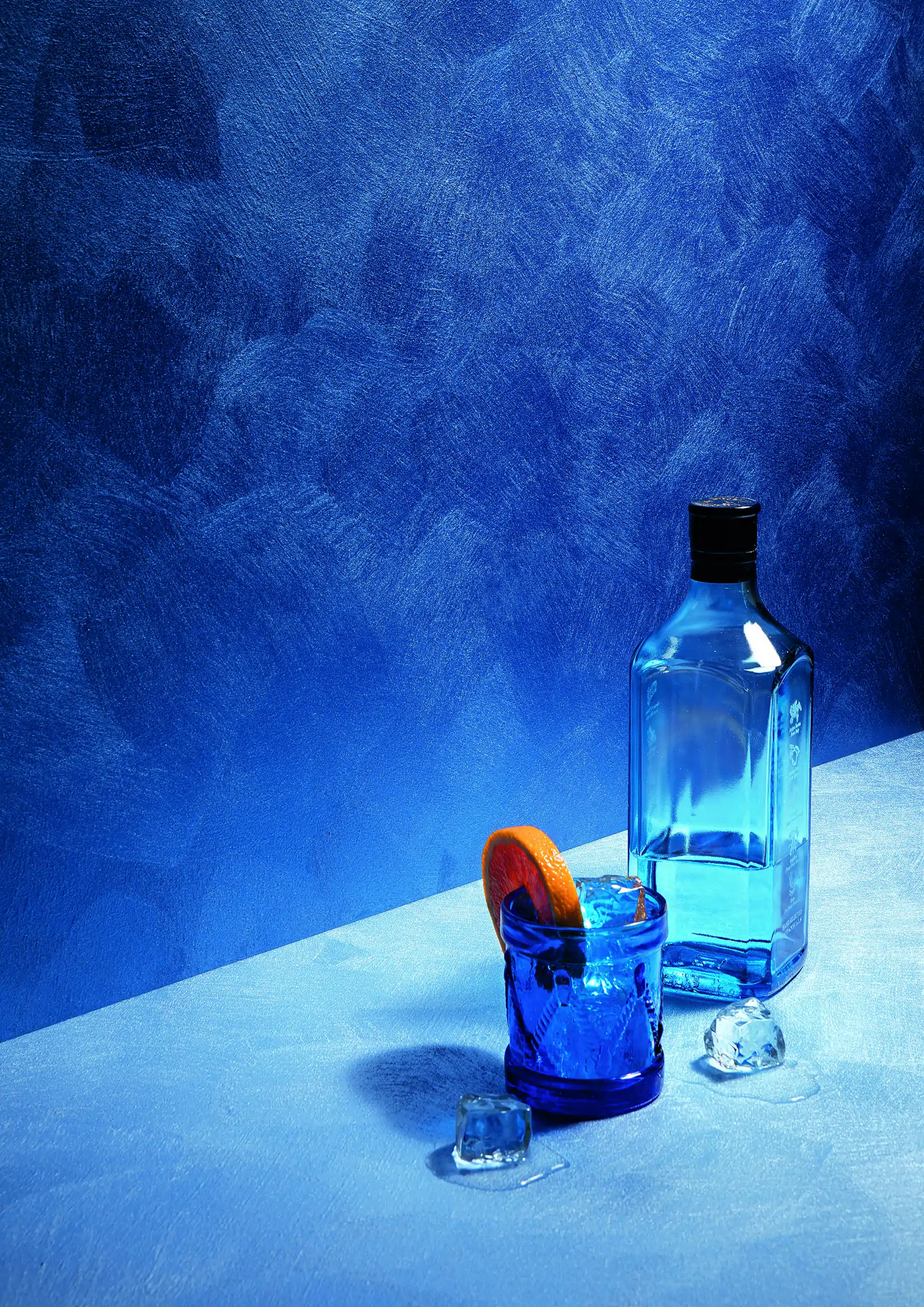 Gioia Blu Produkt dargestellt mit einem Designer Trinkglas