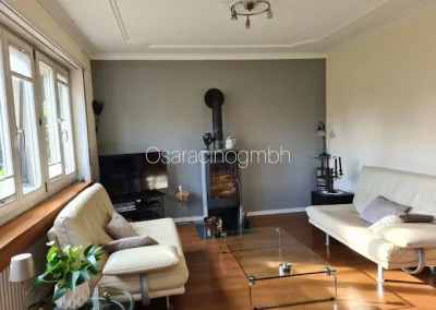 Wohnzimmer_Bunte_Wand_Dunkelgrau