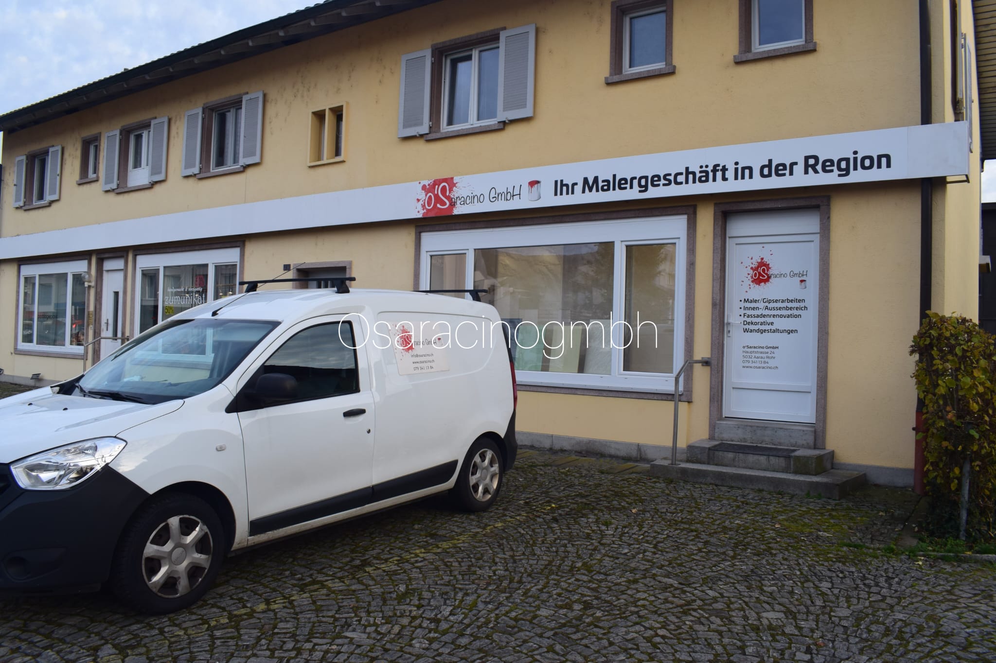 Magazin von O’Saracino mit Firmenfahrzeug